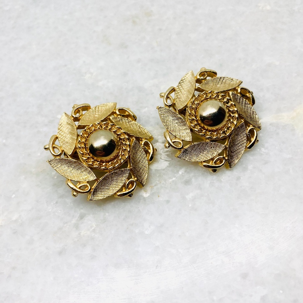Vintage 1950s Gold Large Clip On Flower Chain Statement Earrings Round 1.25”